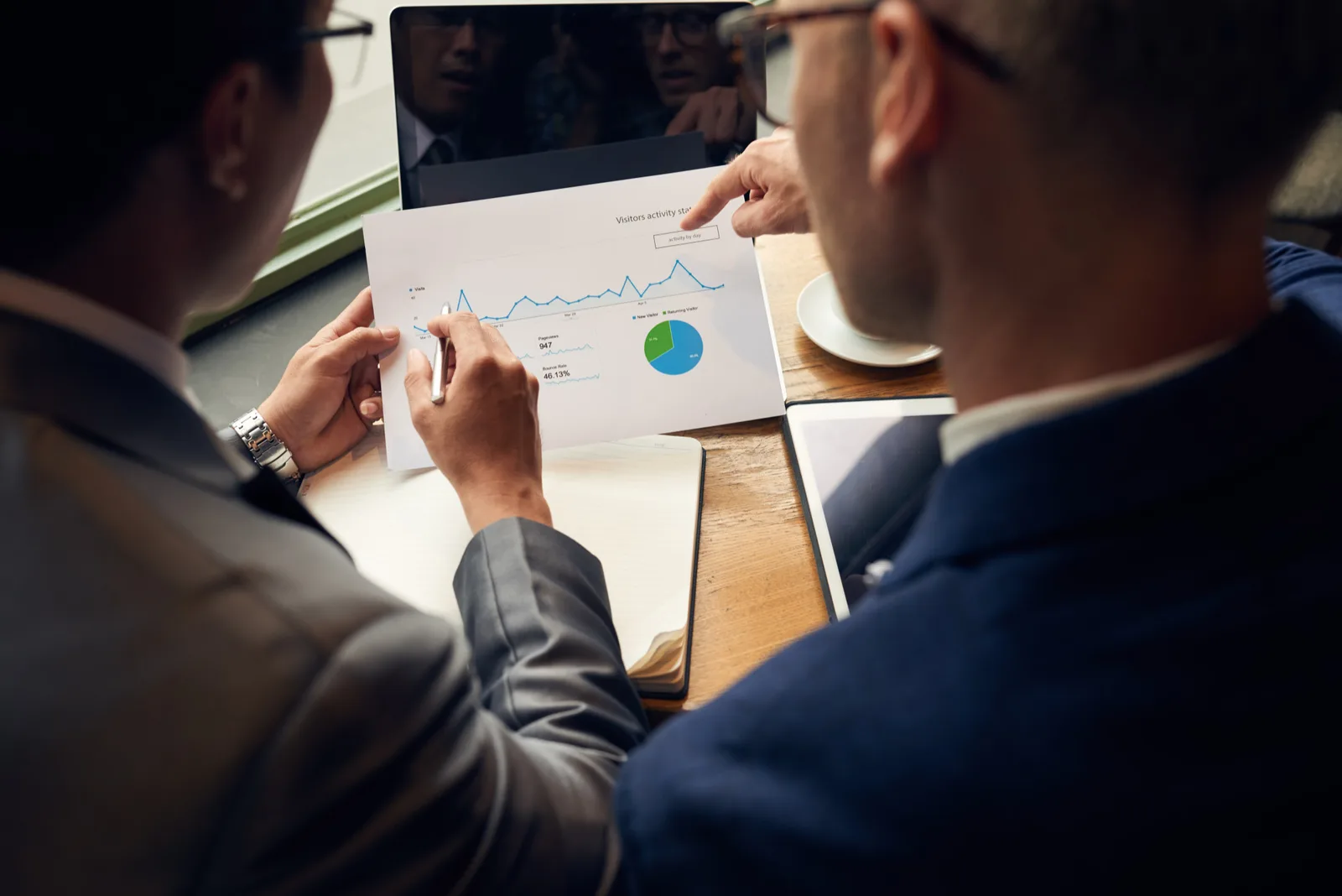 Como um detetive particular auxilia em casos de investigação empresarial?